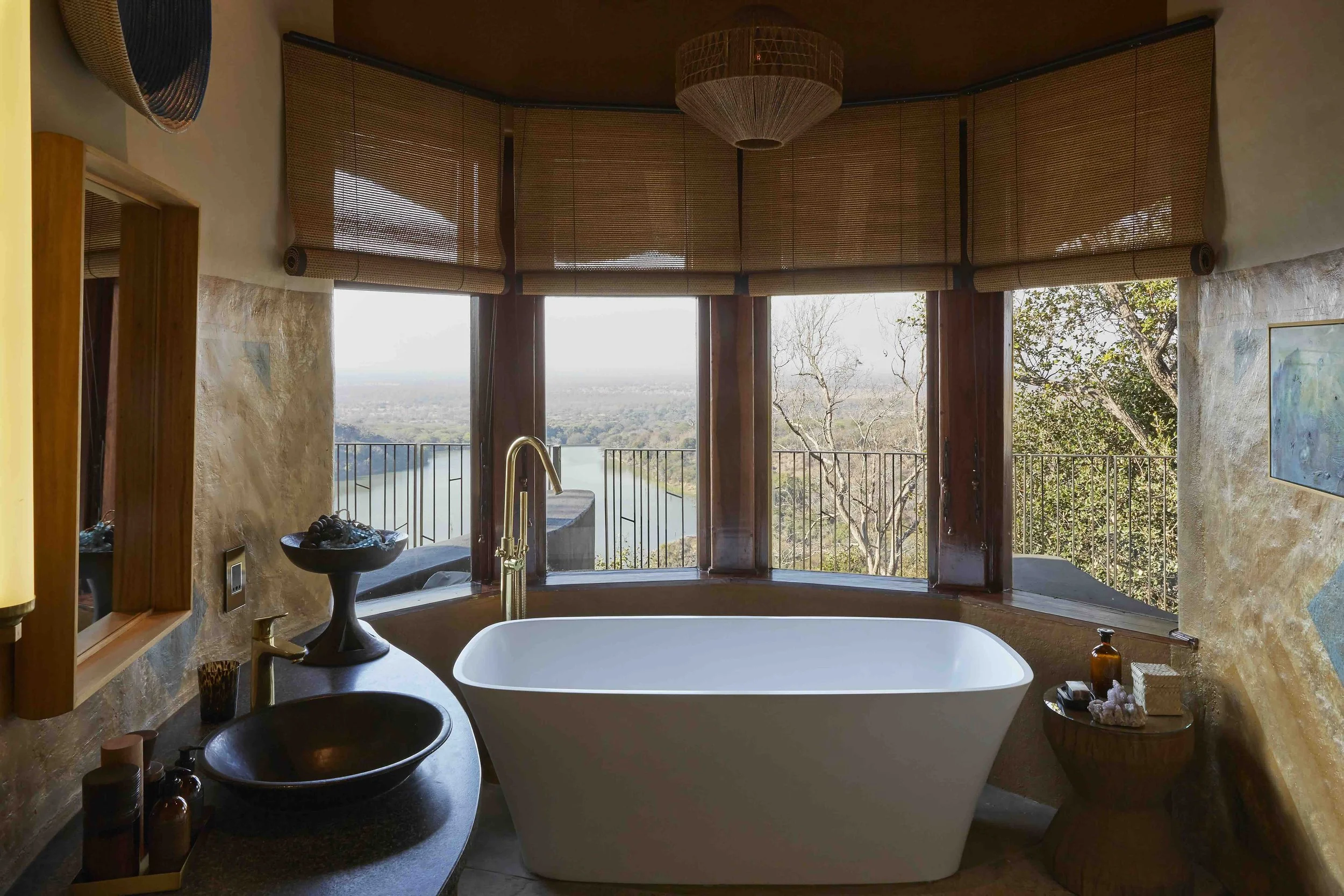 Badezimmer mit freistehender Badewanne in einer Luxus-Safari-Lodge in Simbabwe mit Blick auf den Zambezi River