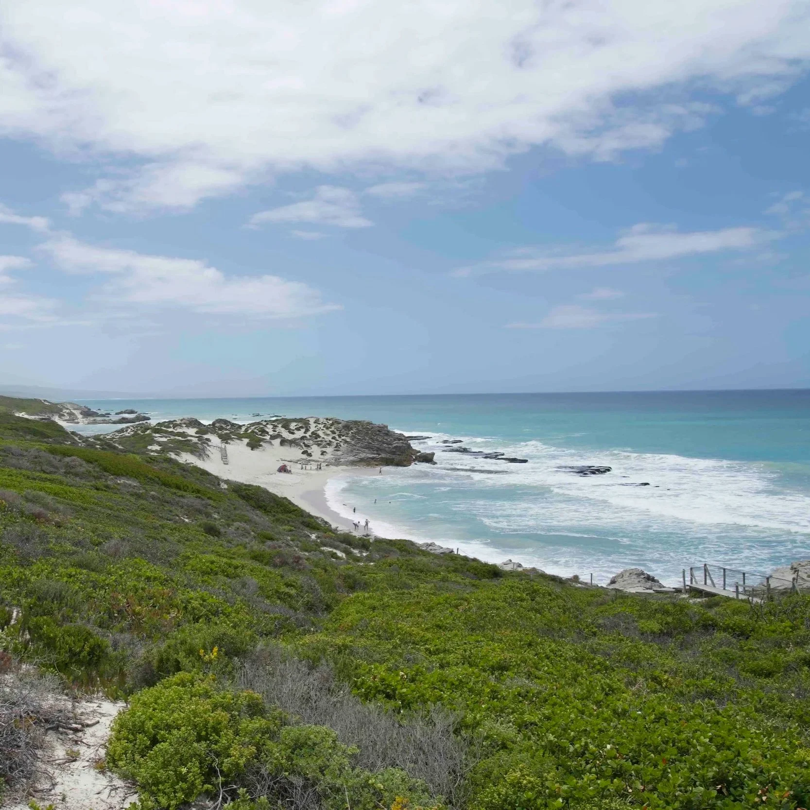 Blick auf den Strand uns das Meer im De Hoop Nature Reserve. 