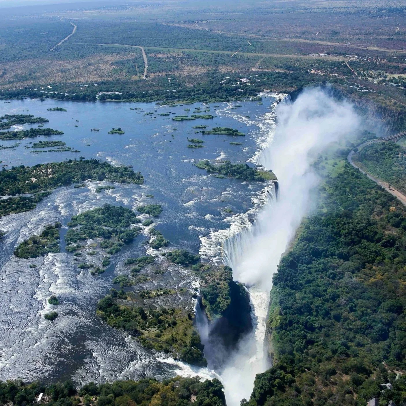 Luftbild der Viktoriafälle in Simbabwe mit beeindruckenden Wasserfällen