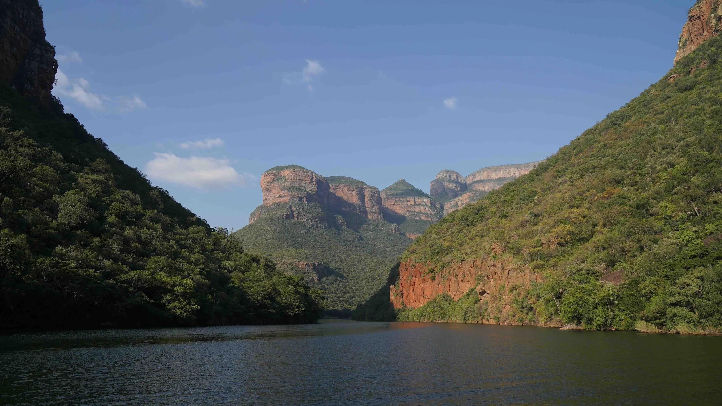 Blick vom Wasser auf die Three Rondavles in Südafrika