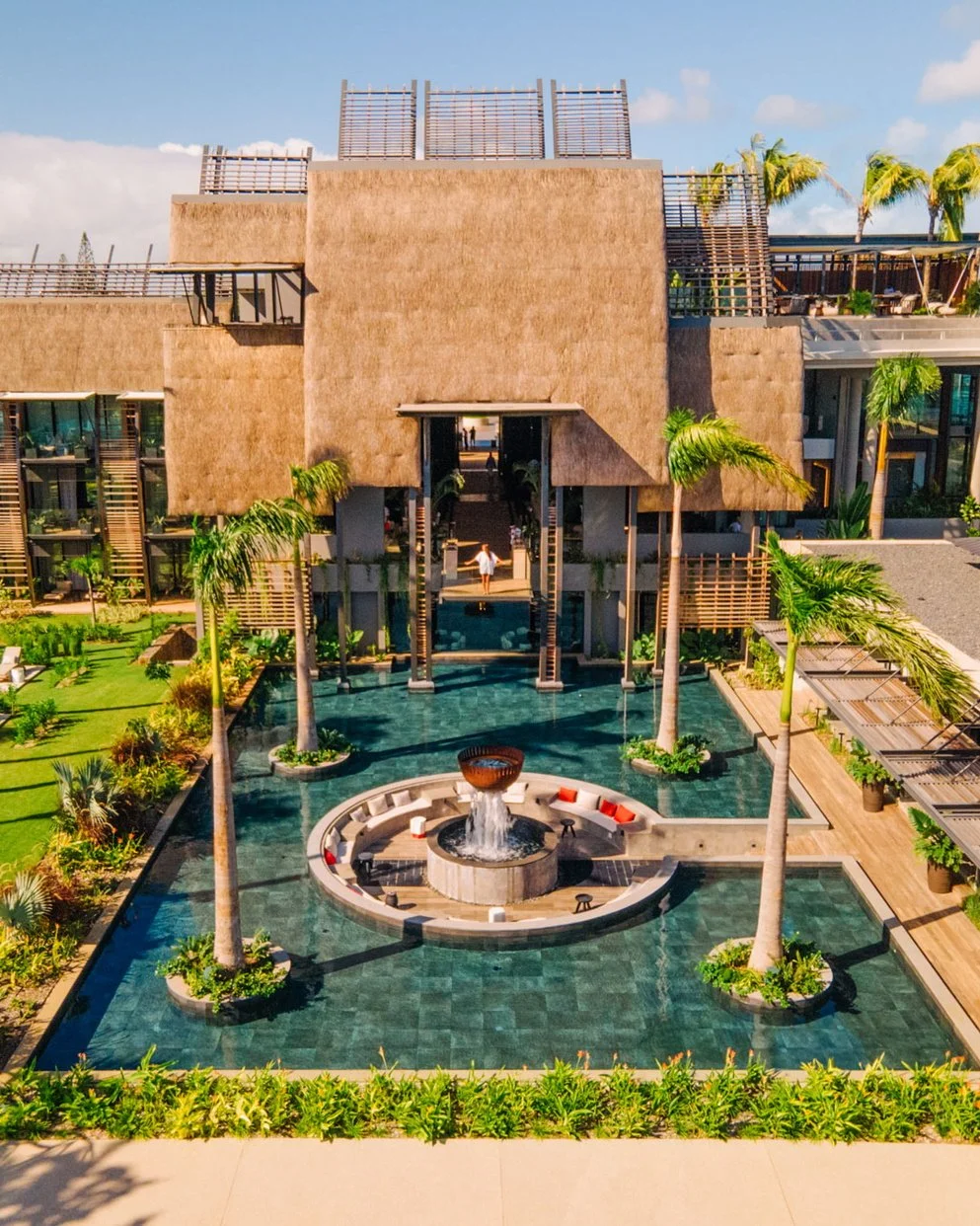 Eingangsbereich eines Luxus-Hotels auf Maruitius mit großer Parkanlage und Springbrunnen.