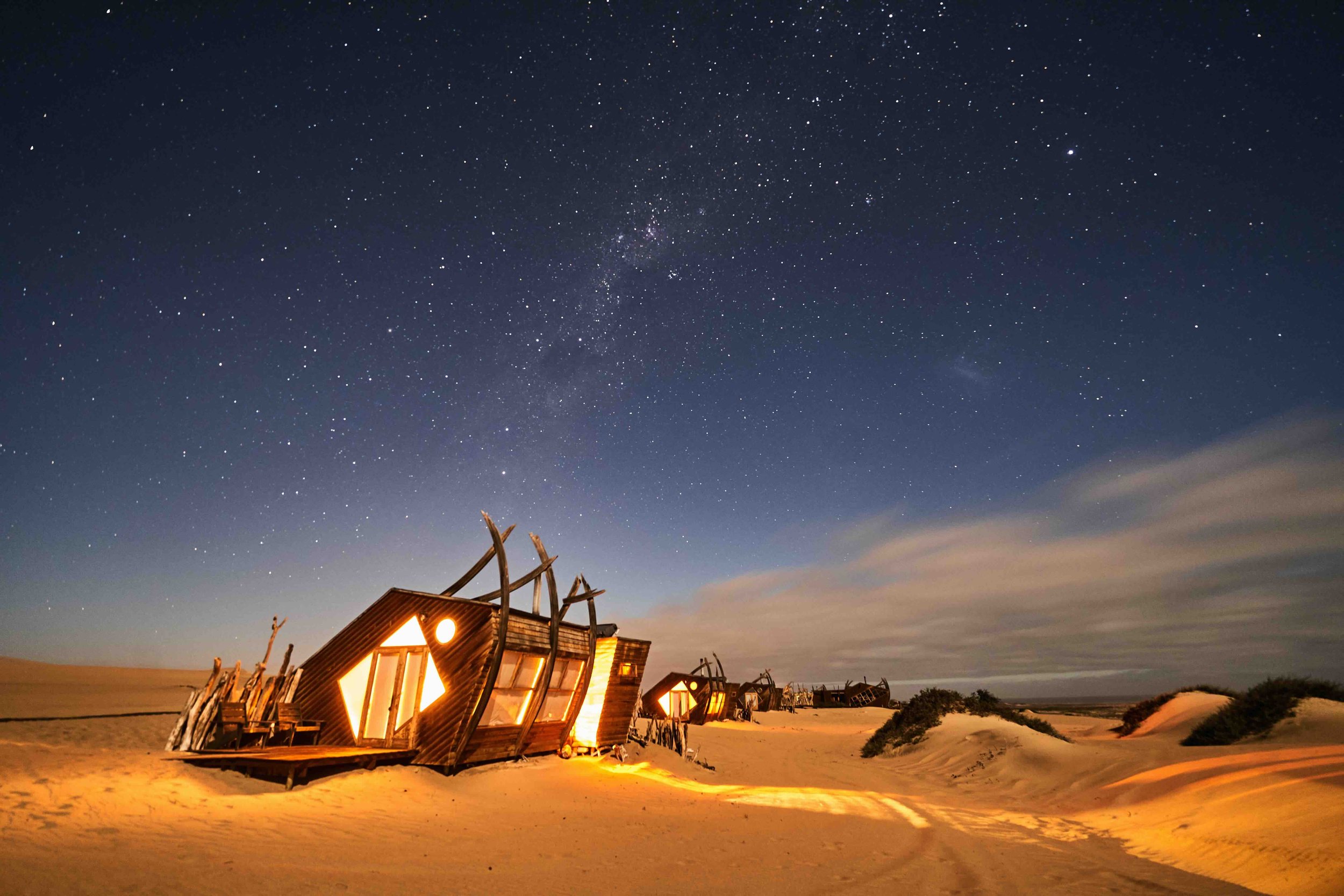 Luxuriöses Lodge an der Küste von Namibia unter Sternenhimmel