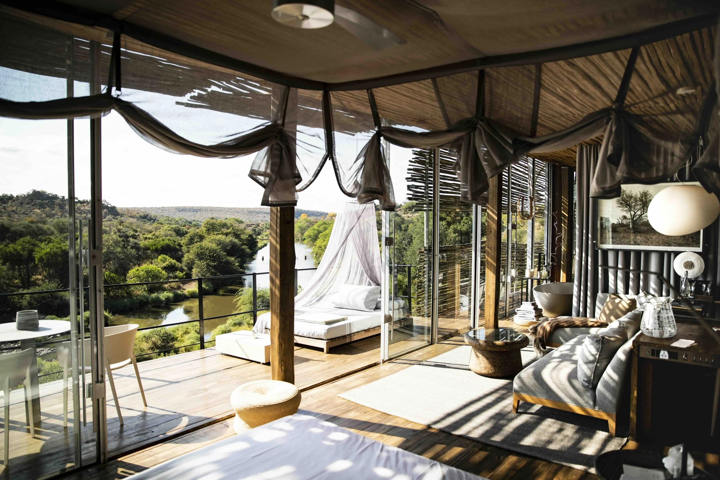 Moderenes Zimmer mit Terrasse und Außenbett in einer Luxus-Safari-Lodge in Südafrika