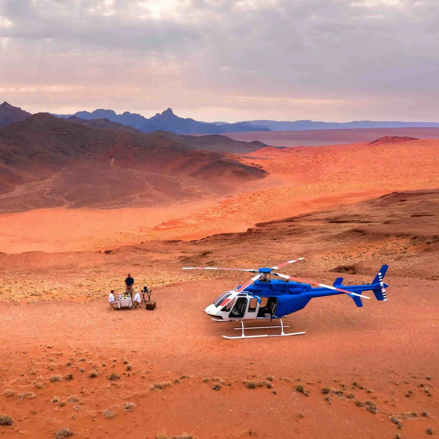 Privates Dinner inmitten der Wüste von Namibia mit Hubschrauber