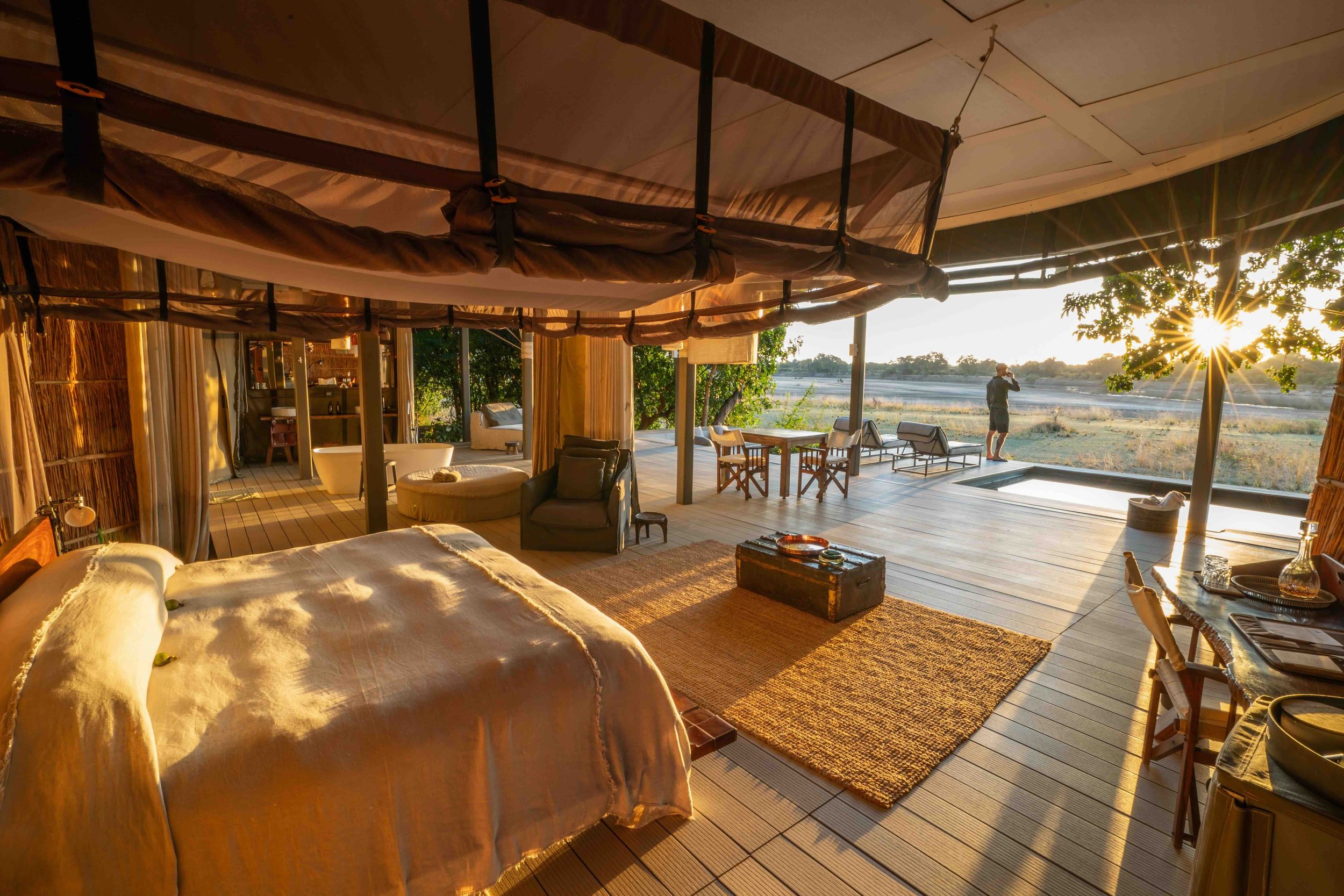Luxuriöses Zelt in einer Safari-Lodge in Sambia mit Blick auf den Fluss Salbeis, freistehender Badewanne und privatem Pool.