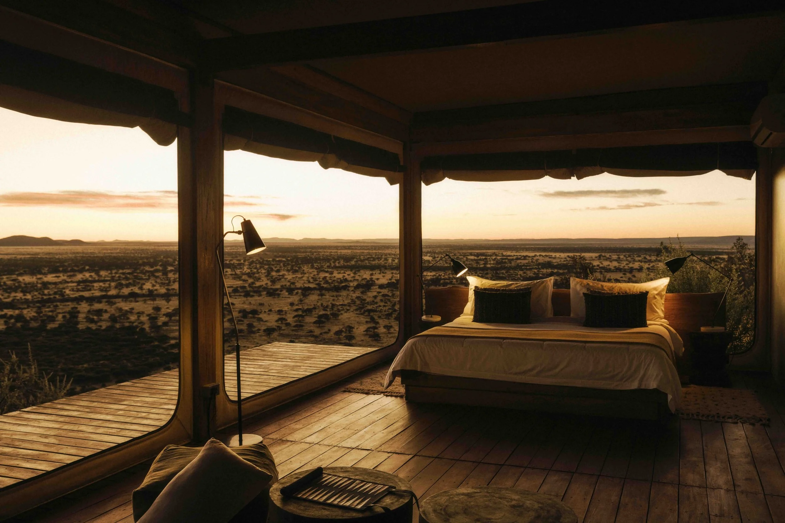 Luxus-Safari Zelt mit Blick in die Steppe in Namibia