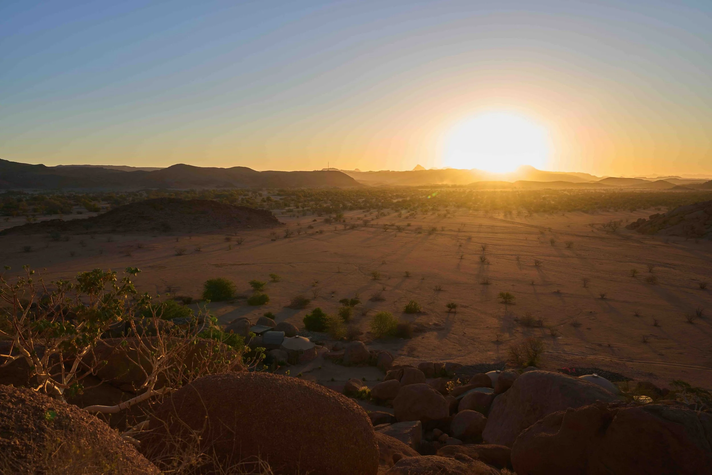 Weiter Blick in die Wildnis des Damaralands in Namibia bei Sonnenaufgang 