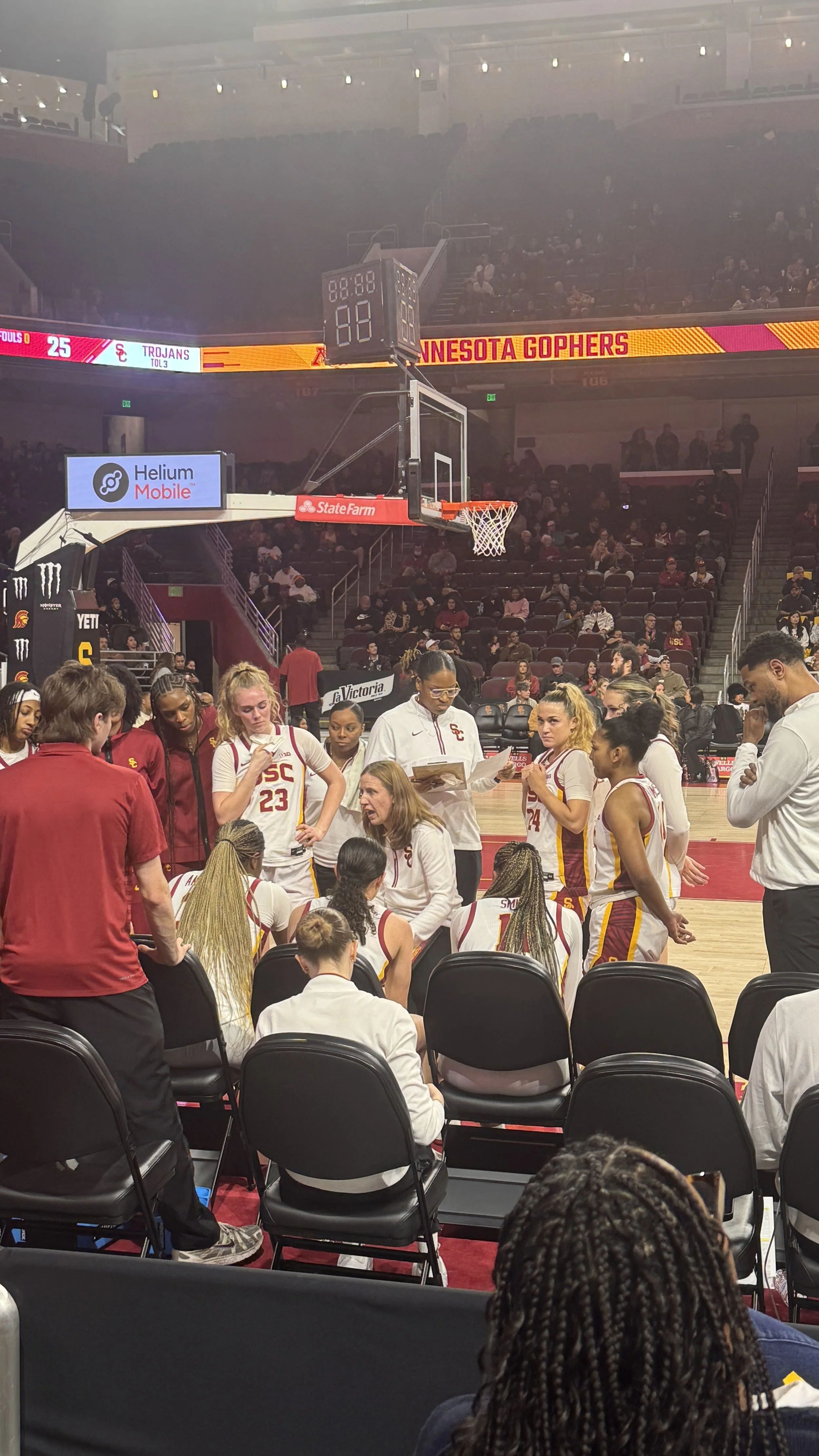 Coch Gottlieb in huddle during time out of game