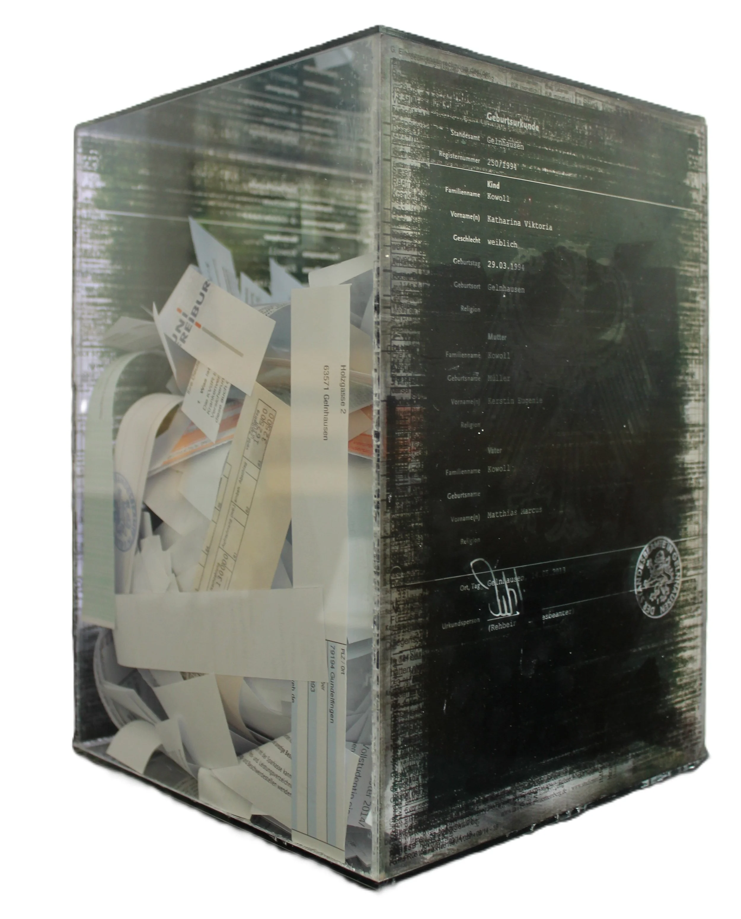 Blindes Fenster II, 2015,
Plexiglas, Spiegelfolie, Papier, 29,7 x 21 x 21 cm