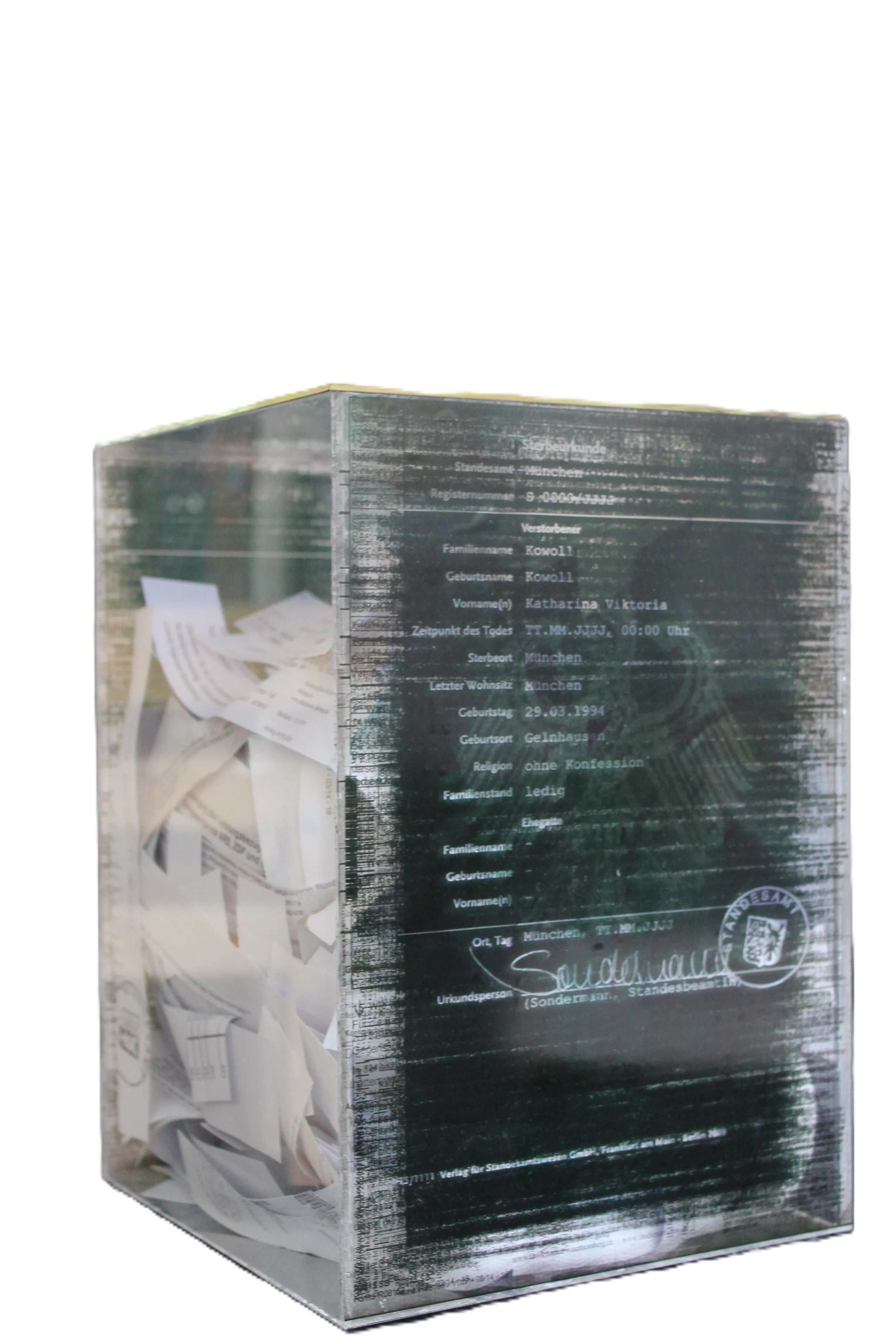 Blindes Fenster II, 2015,
Plexiglas, Spiegelfolie, Papier, 29,7 x 21 x 21 cm