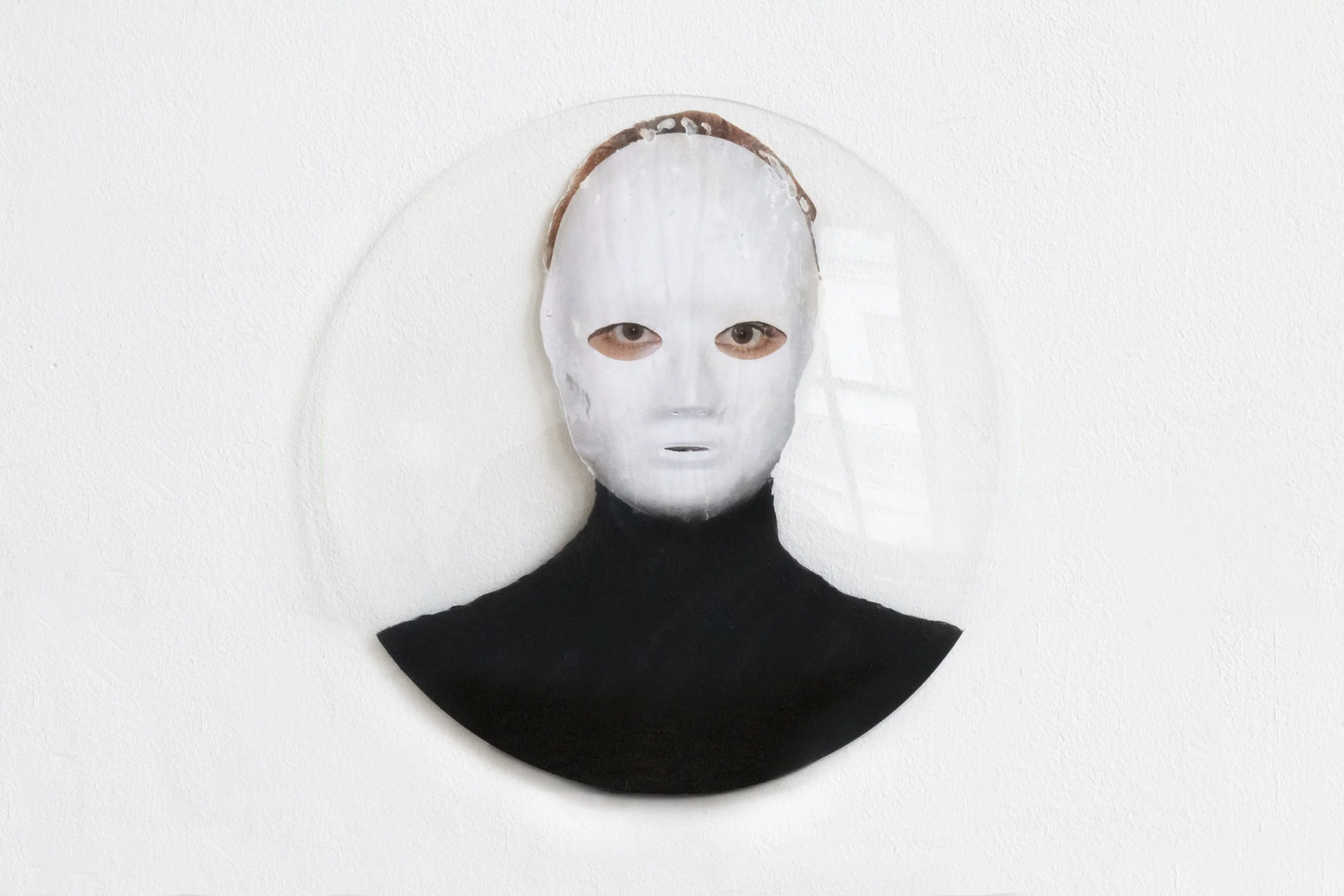 Teil der Installation “REALITY FILTER“, 2019, Acrylfarbe und Fotografien auf Plexiglas (zweiseitig), 40 cm Ø