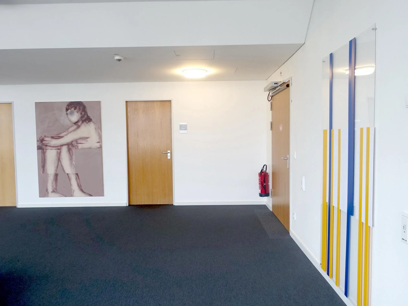 Informationstafel, 2021, Ausstellungsansicht. Skulptur aus Makrolon und PVC, 206 x 100 x 0,4 cm