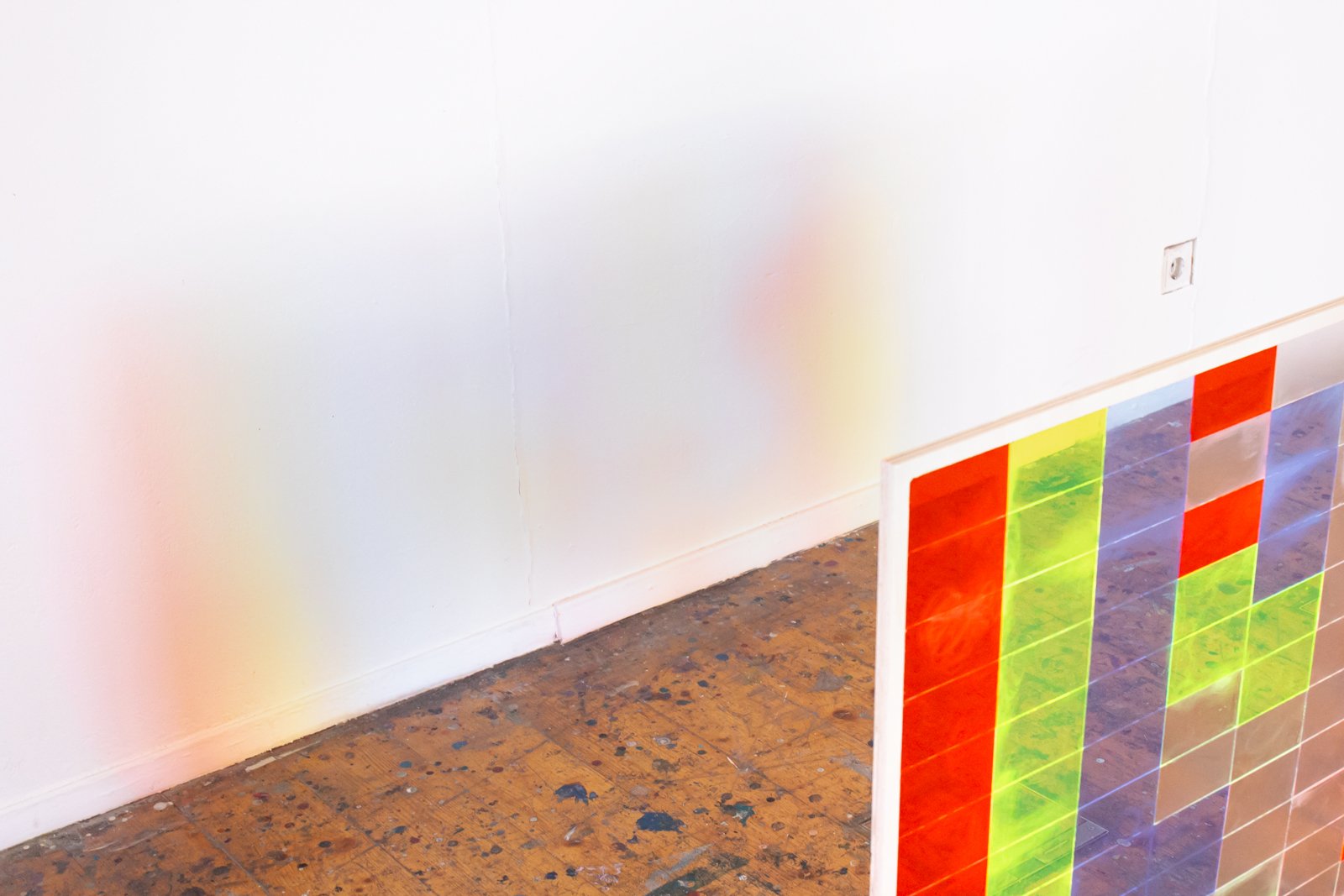 11 - elf , 2020,  Skulptur aus Plexiglas und Holz, 124 x 76 x 1 cm