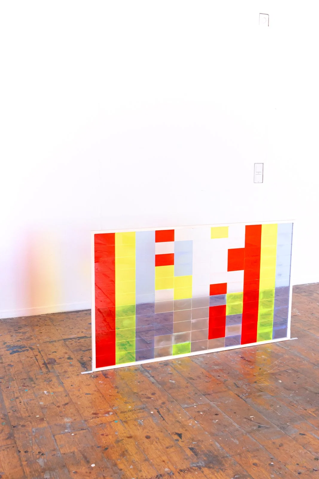 11 - elf , 2020,  Skulptur aus Plexiglas und Holz, 124 x 76 x 1 cm