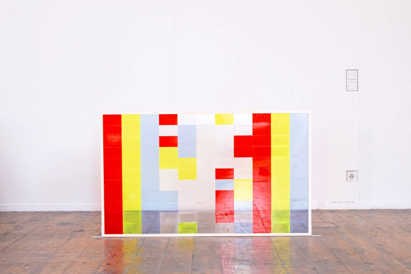 11 - elf , 2020,  Skulptur aus Plexiglas und Holz, 124 x 76 x 1 cm