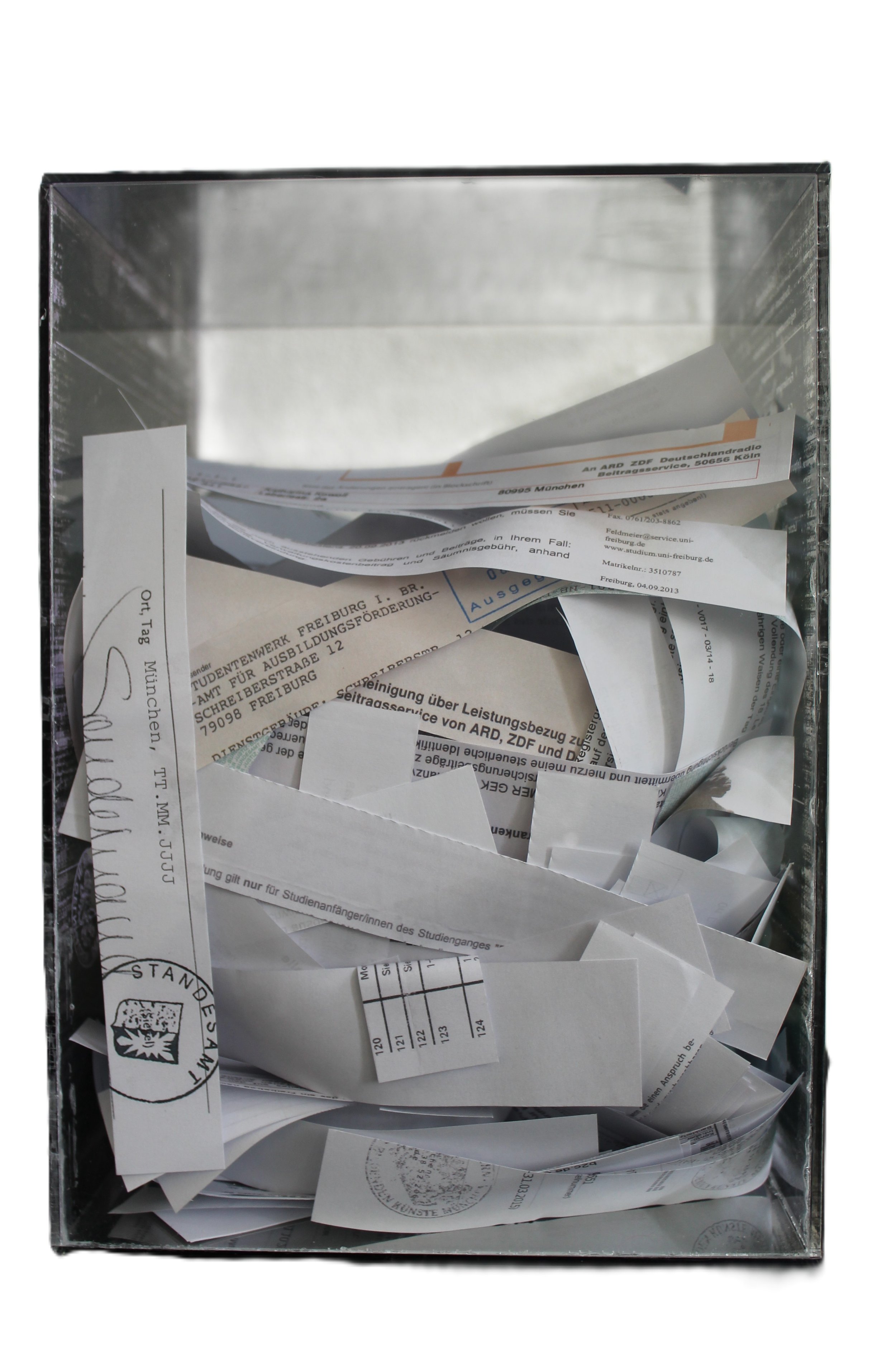 Blindes Fenster II, 2015,
Plexiglas, Spiegelfolie, Papier, 29,7 x 21 x 21 cm