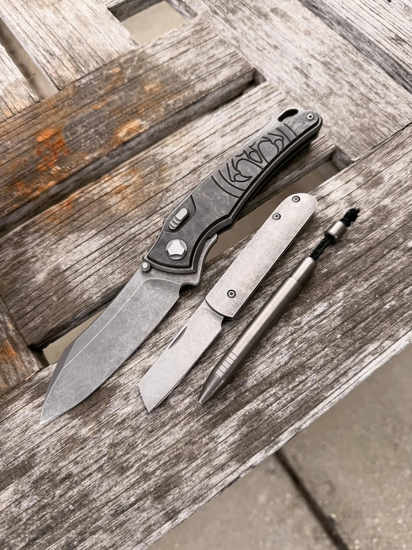 @hawkknives Talon, @sergeknives Slip?, Big Idea pen. Lovely dark stonewash trio.