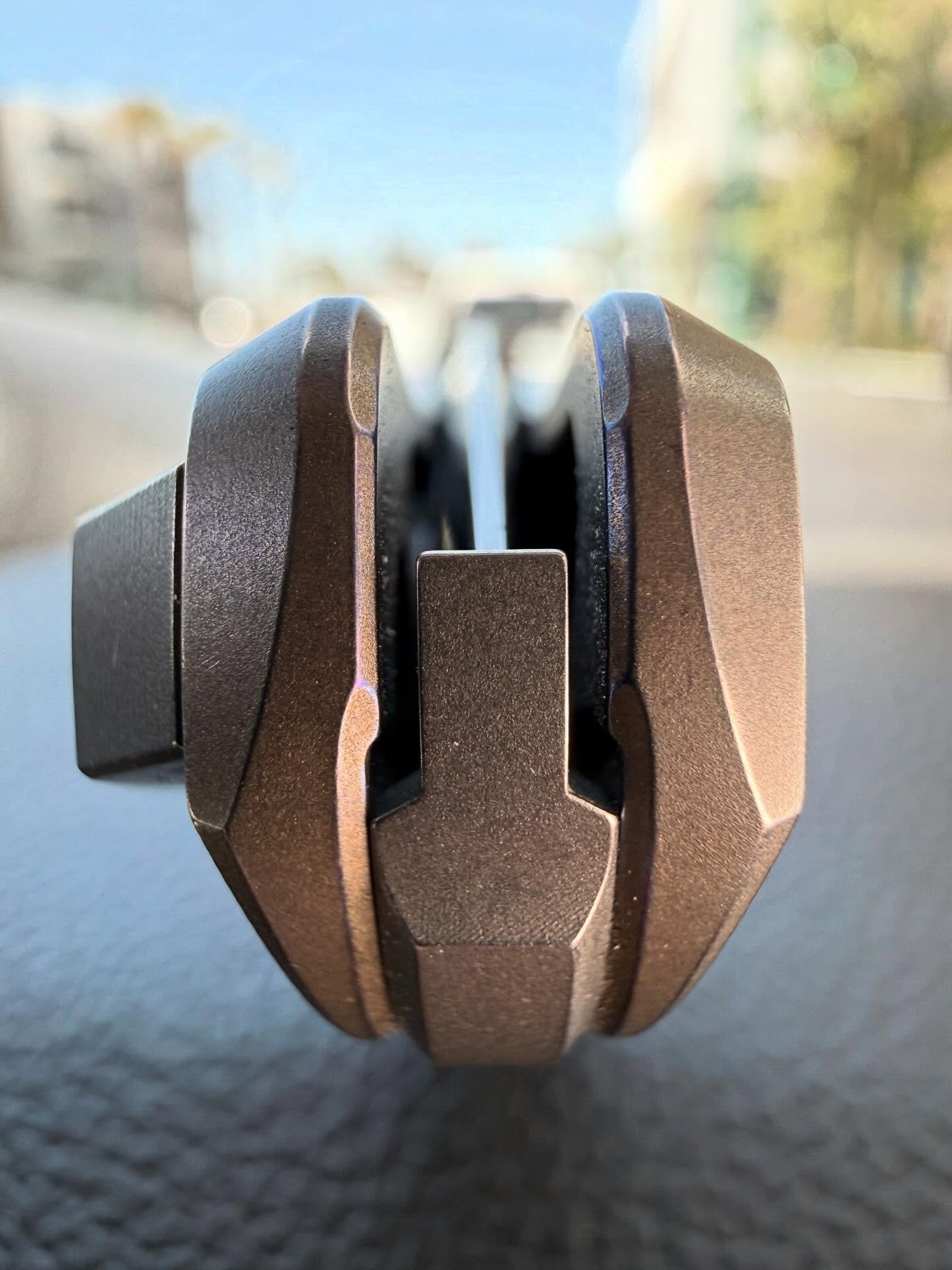 My favorite knife butt. Shirogorov Stellar. Look at all those facets! Where a single simple chamfer would have been fine, they went way above and beyond.