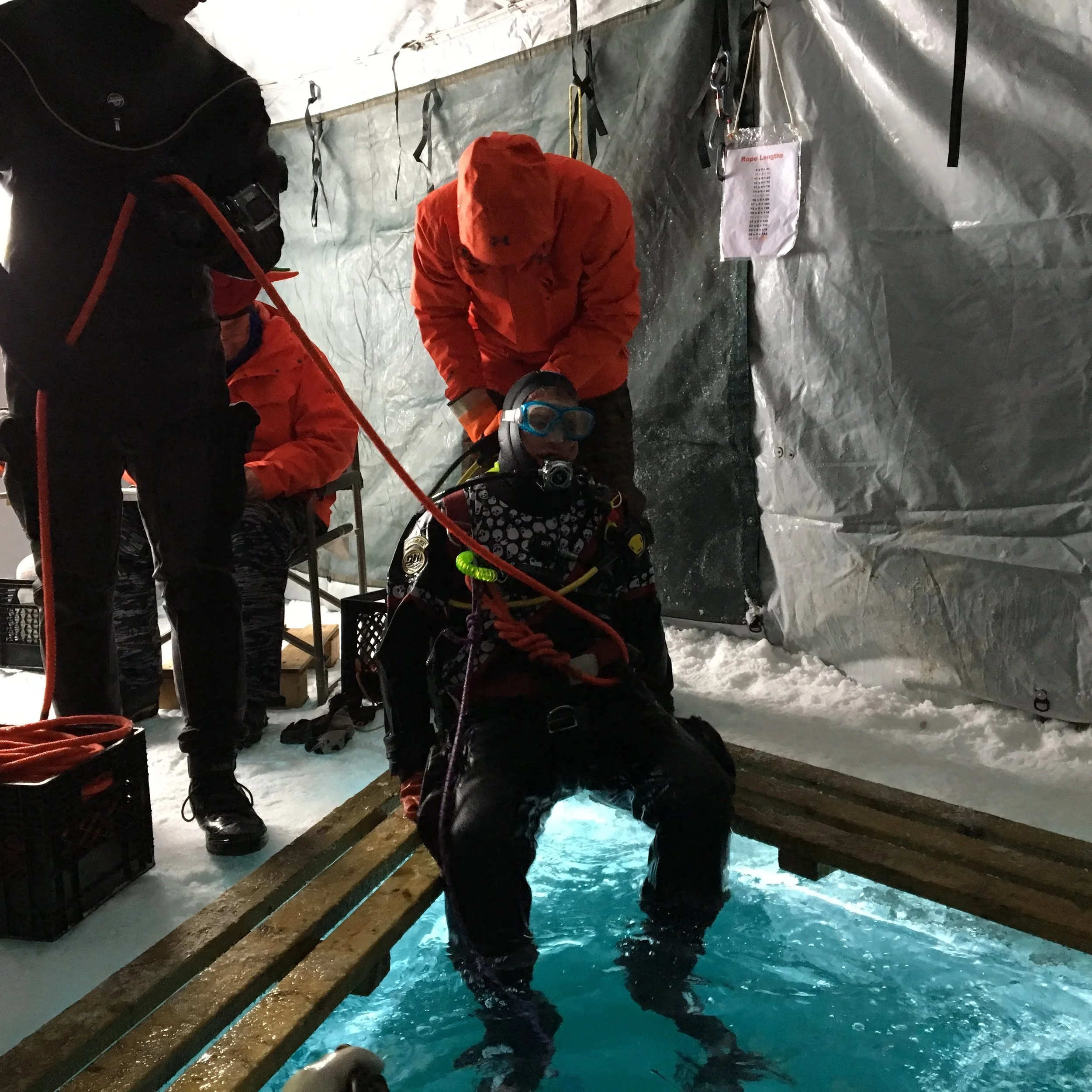 rope tether between diver and line tender