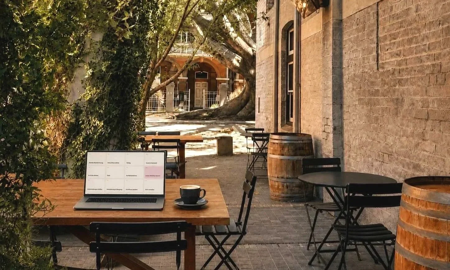 Ein gemütlicher Platz draussen mit Laptop und der Reflexions-Fragenbank