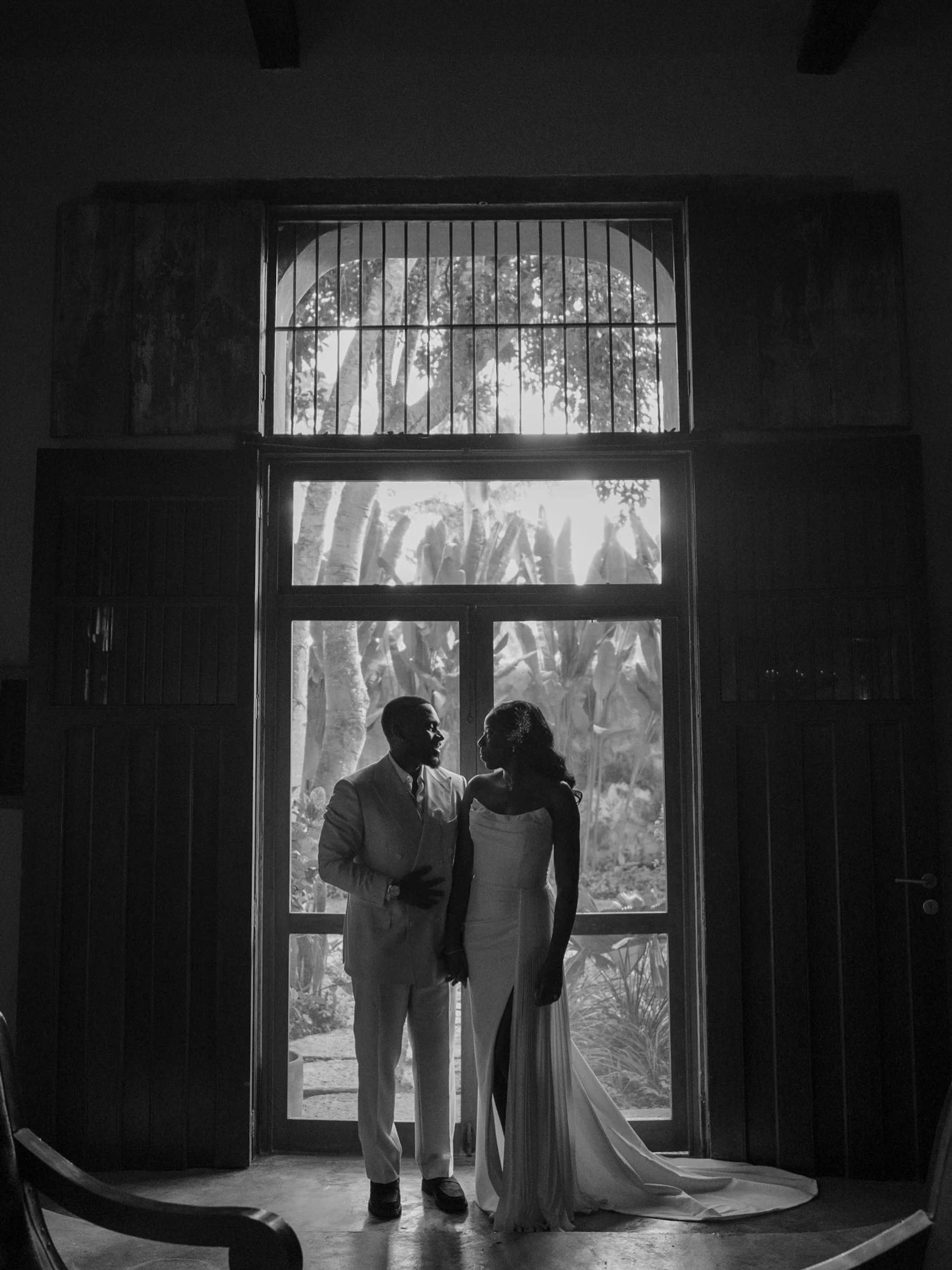 You have to know this!!!

PLAN THE PHOTO, LIVE THE MOMENT!!! 

1. Plan enough time for the session

Taking photos is not just about standing in front of the camera. There are transitions, fixing the dress, finding the right light, and keeping the sch