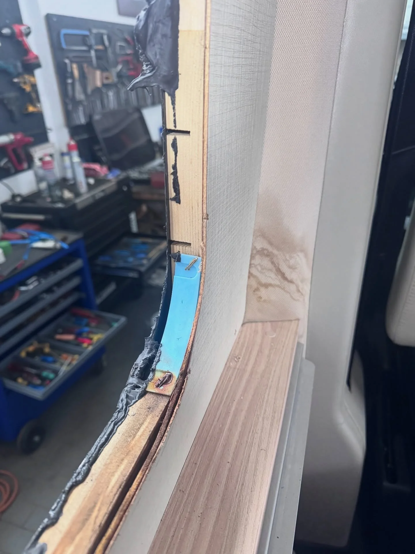 Heute hatten wir einen Kunden mit einem undichtem Seitenfenster, doch leider ging ist es bis zu einem Wasserschaden an der innenverkleidung. Selbstverst&auml;ndlich wurde alles Fachm&auml;nnisch behoben ✅