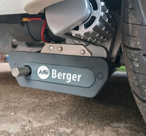 Nahaufnahme eines elektrischen Antriebssystems mit dem Marke 'A3 Berger', montiert an einem Fahrzeug.