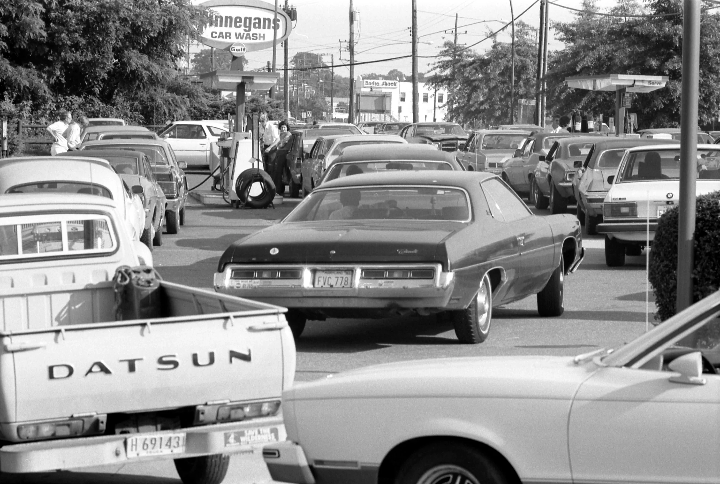 Long lines of cars waiting to fill up their tanks at a gas station in Maryland during the energy crisis of the 1970s.
