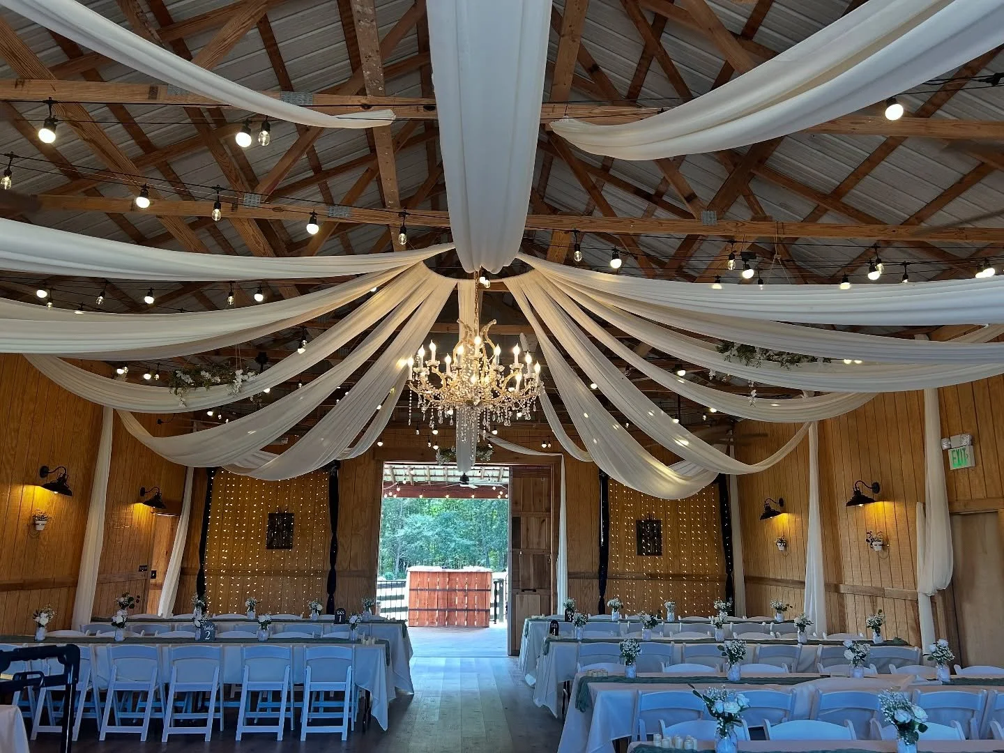 Hunter and Sara’s wedding - from my phone! 
•
•
•
#Calligraphy #nashvillecalligrapher #weddings #tennesseewedding #nashvilleweddings #murfreesborotn #franklin #tennessee #handlettering #invitations #envelopes #nashvillecalligrap