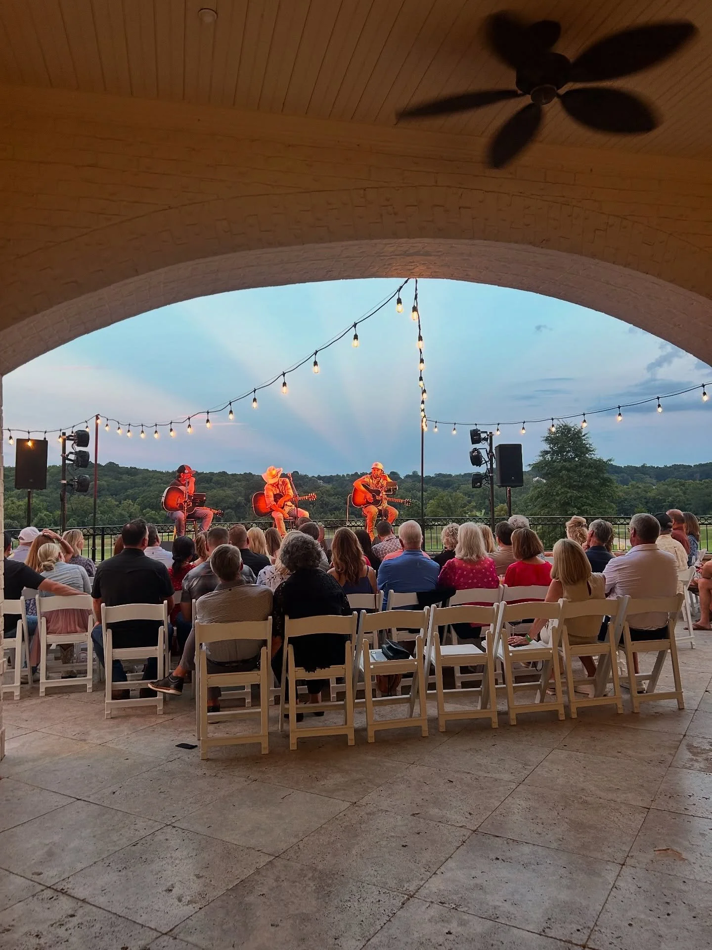 my camera has astigmatism at night, I’m sorry! But had a blast hosting a singer songwriter event a few weeks ago ♥️
•
•
•
#Calligraphy #nashvillecalligrapher #weddings #tennesseewedding #nashvilleweddings #murfreesborotn