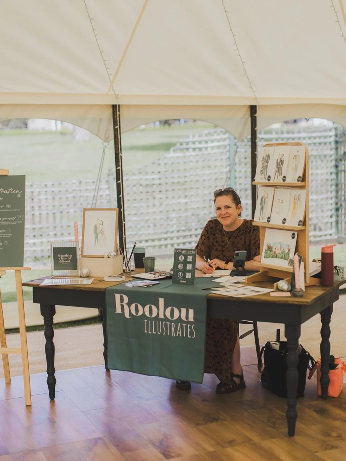Oh hello!

It&rsquo;s been a moment, so here&rsquo;s a little snippet of me pretending to paint &hellip; 🎨 

Thank you @ferriphotography for the lovely photo 🥰 and thank you @fillongleyhall for hosting such a lovely open day.

I&rsquo;ve been lucky