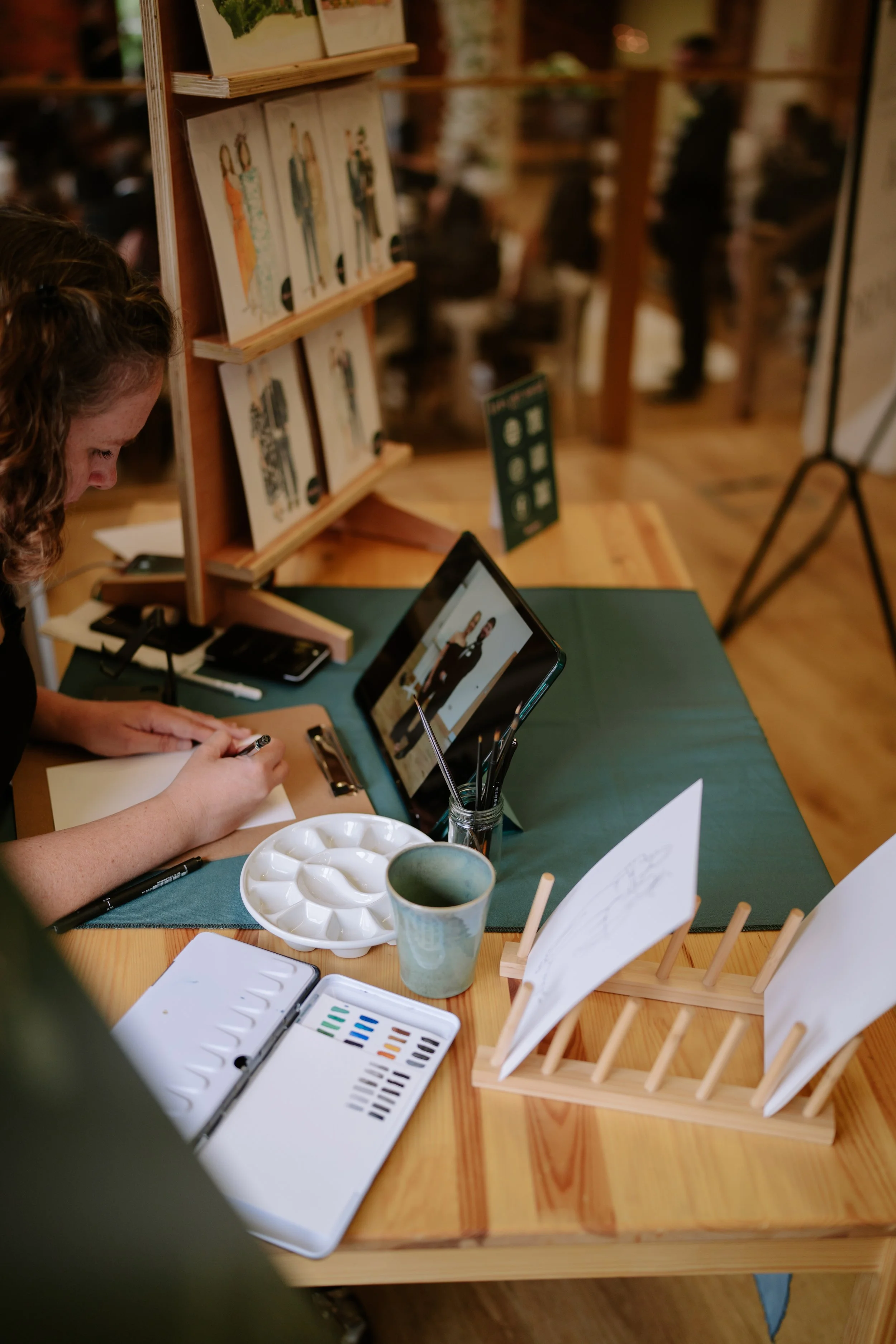 artist illustrating at wedding
