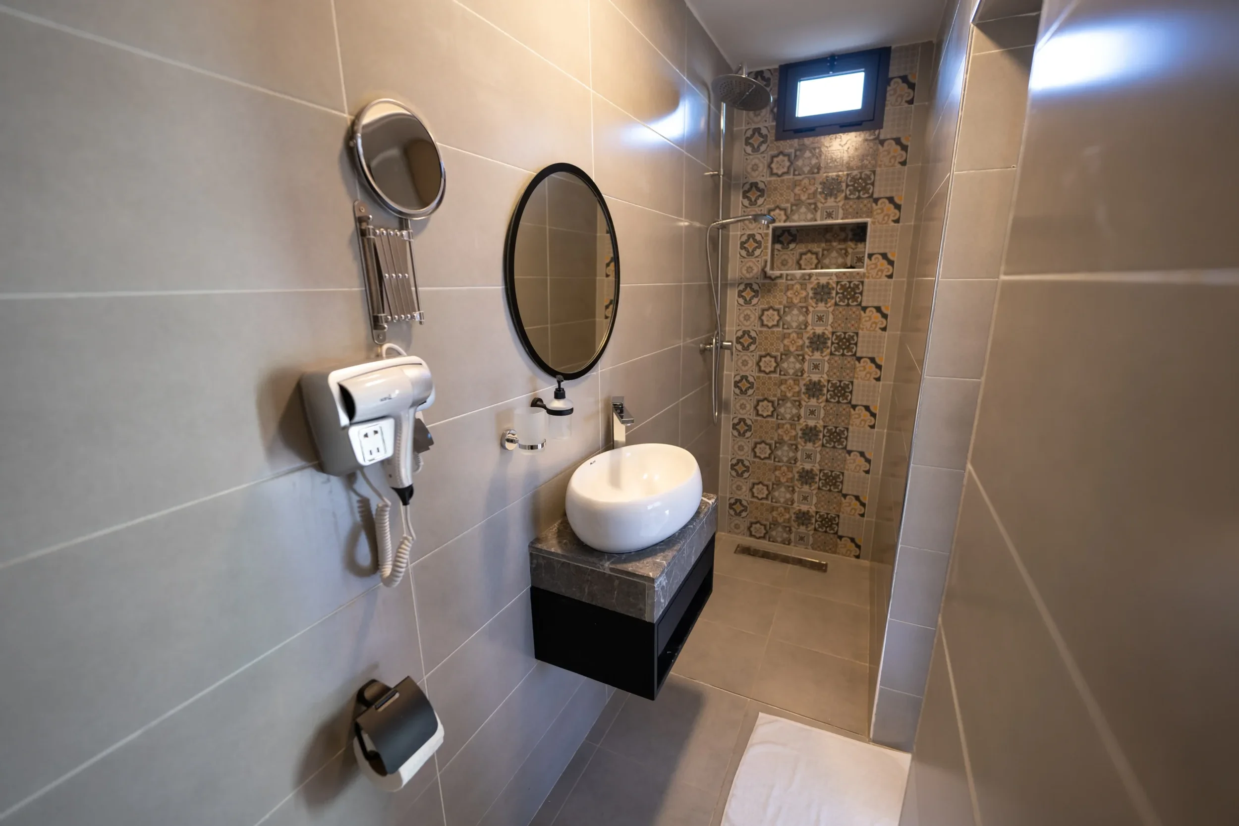 Modern-private-bathroom-–-Tafoukt-Room-hotel-in-Imsouane-scaled.webp