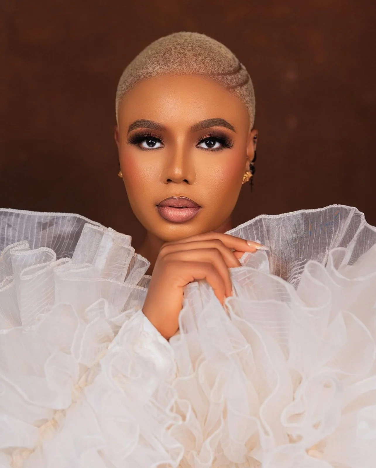  Nancy Isime with a blond faded cut with two side patterns, photographed by Photofreak Studios 