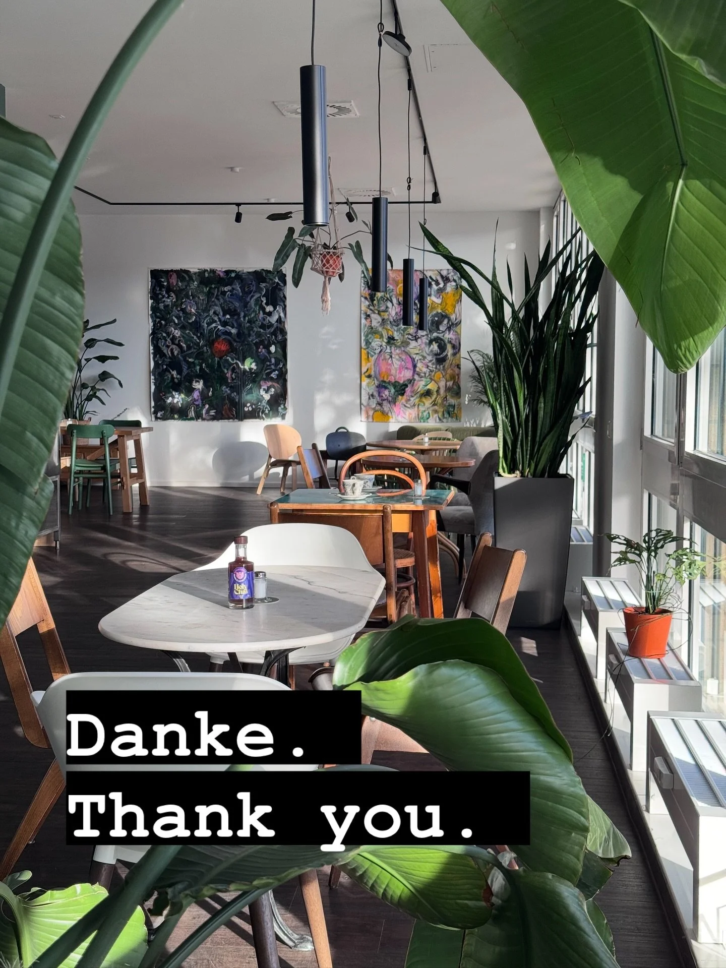 Dankbarkeit im Maarket
Wenn wir uns umsehen und den Raum voller Licht, Gespr&auml;che und Kaffeearomen erleben, sp&uuml;ren wir vor allem eines: Dankbarkeit.
F&uuml;r alle, die auf einen Kaffee oder zum Mittag vorbeikommen.
F&uuml;r unsere Kund:innen