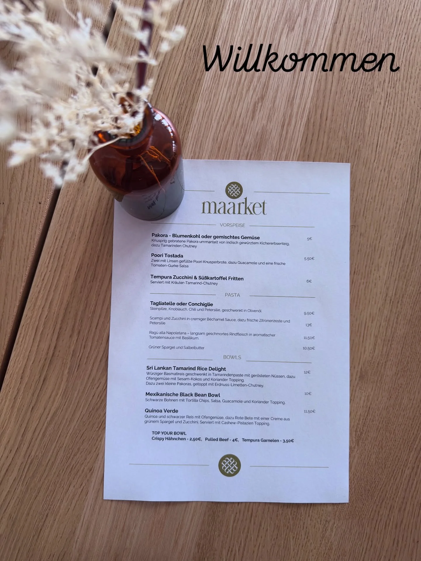 Maarket ist offen! Nach monatelangem H&auml;mmern, Schleppen und Durchhalten haben wir endlich aufgemacht &ndash; mit Caf&eacute;-Bereich und warmer K&uuml;che. 🔥
Zur Feier gibt&rsquo;s: Espresso aufs Haus! 

Diese Woche starten wir mit einem provis