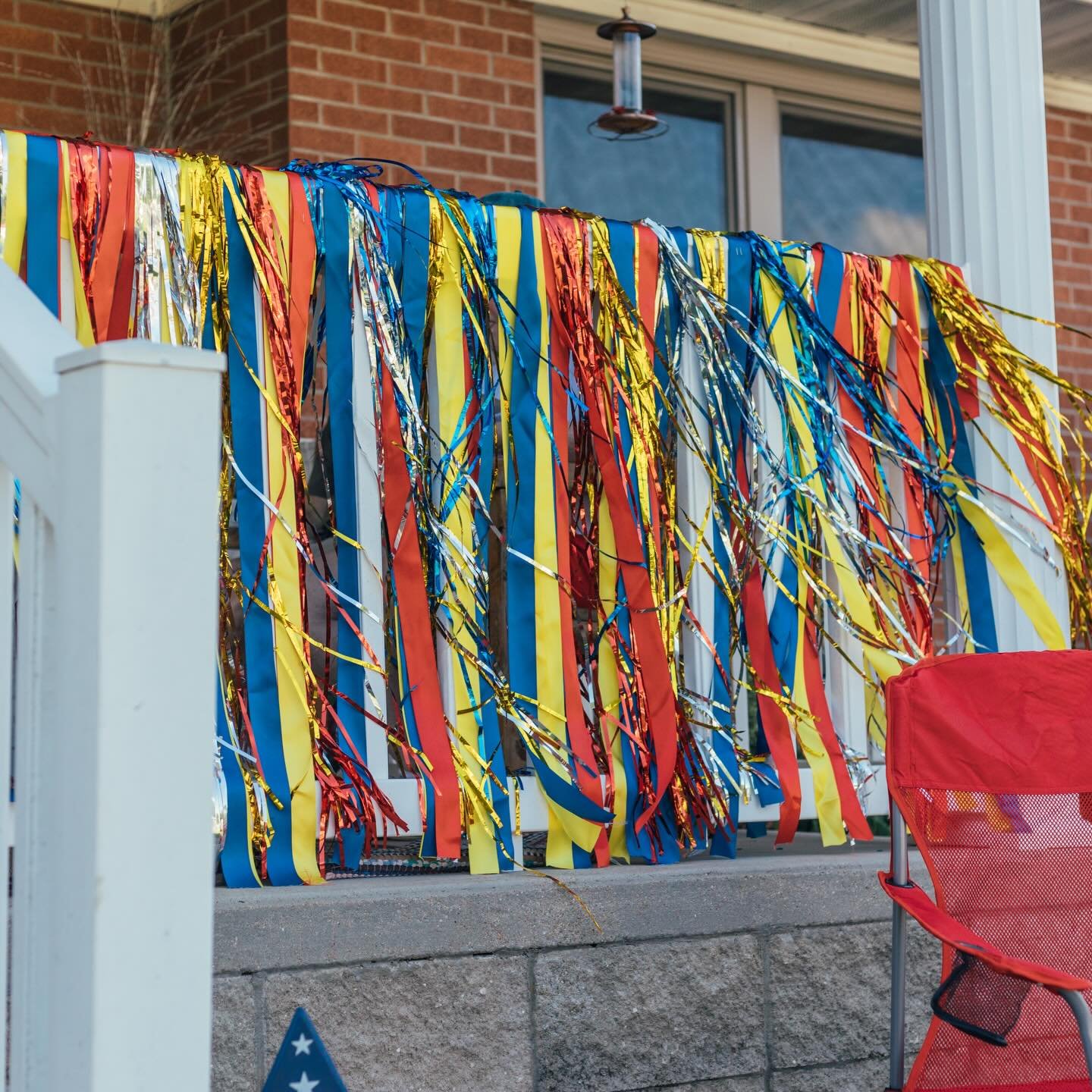 Moments of a summer day. ☀️

📸: @davidkpughphoto 
#eventdecor #memorialday #fringe #ribbon #installation