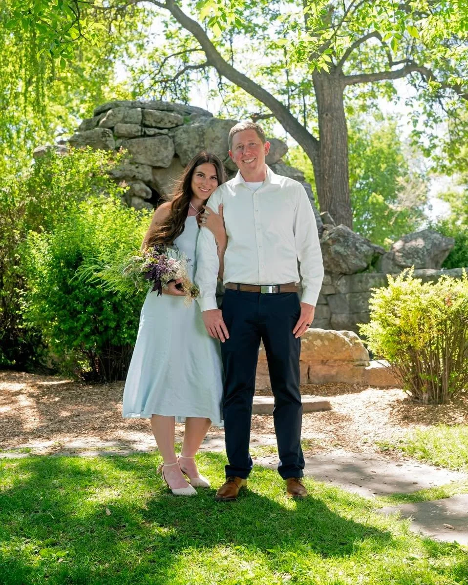 Amanda and Jack had the most epic elopement at the Idaho State Capitol Building in Boise. Picture a Monday wedding at 11:45am with just the two of them and an aunt and uncle plus their government official who married them.
Amanda was her own somethin