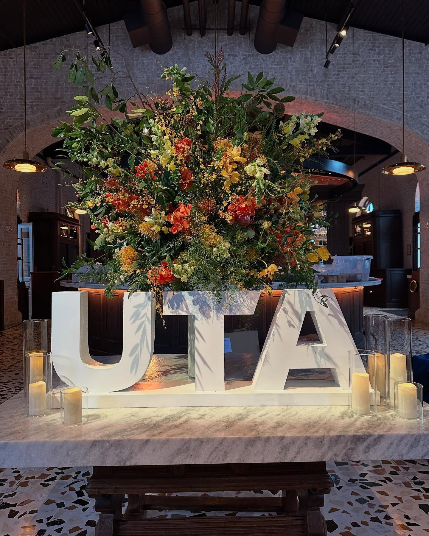 A venue where the vibe was already created, and we leaned even further into it. Think: cozy but elevated, bold but natural, and just the right shades of green🌿✨ #UTAEvent #DesignInspo #SilverLiningDesignGroup #DCEvents