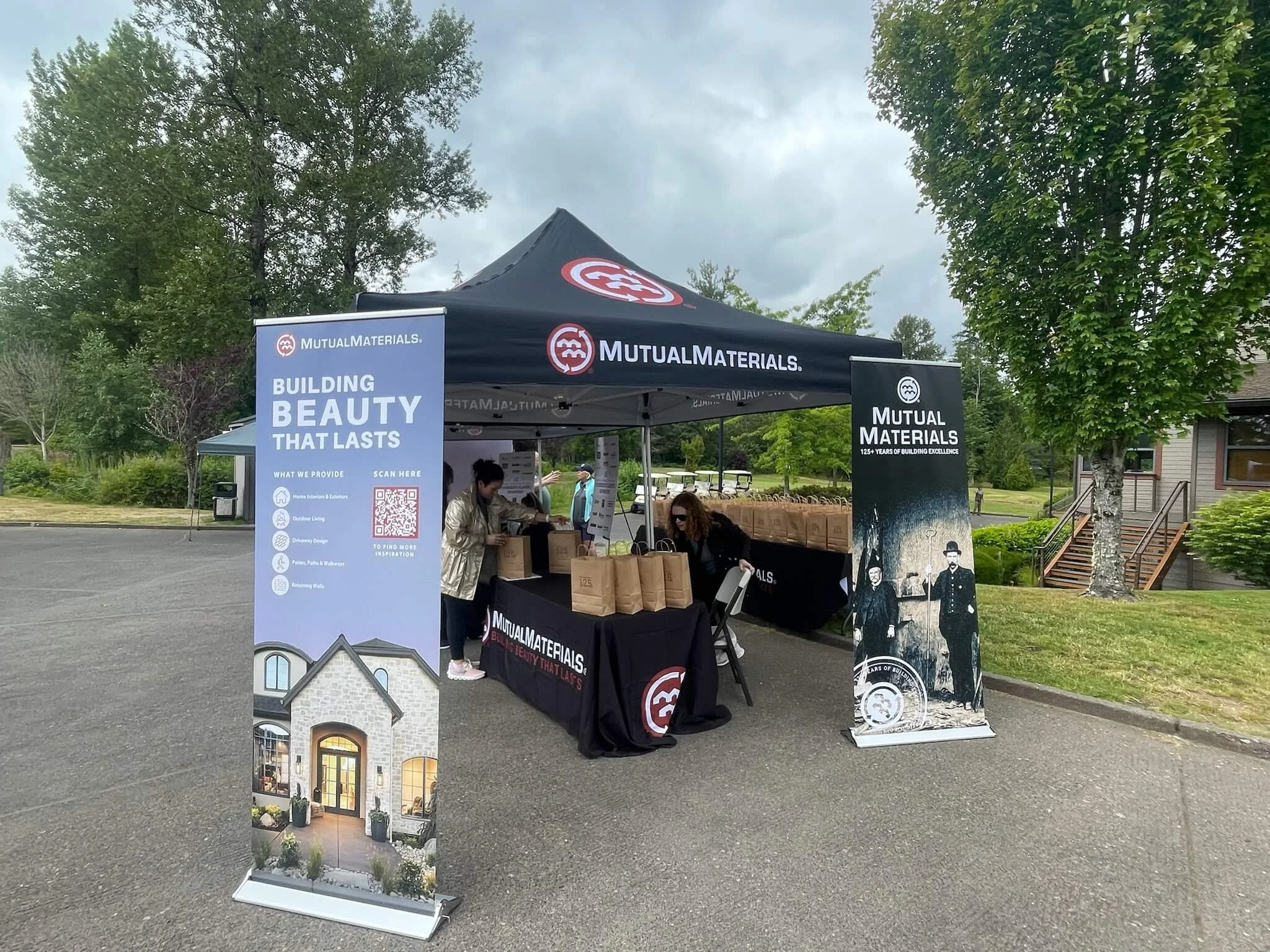 Designed retractable banners and a branded tent entry to create a strong first impression for golfers.