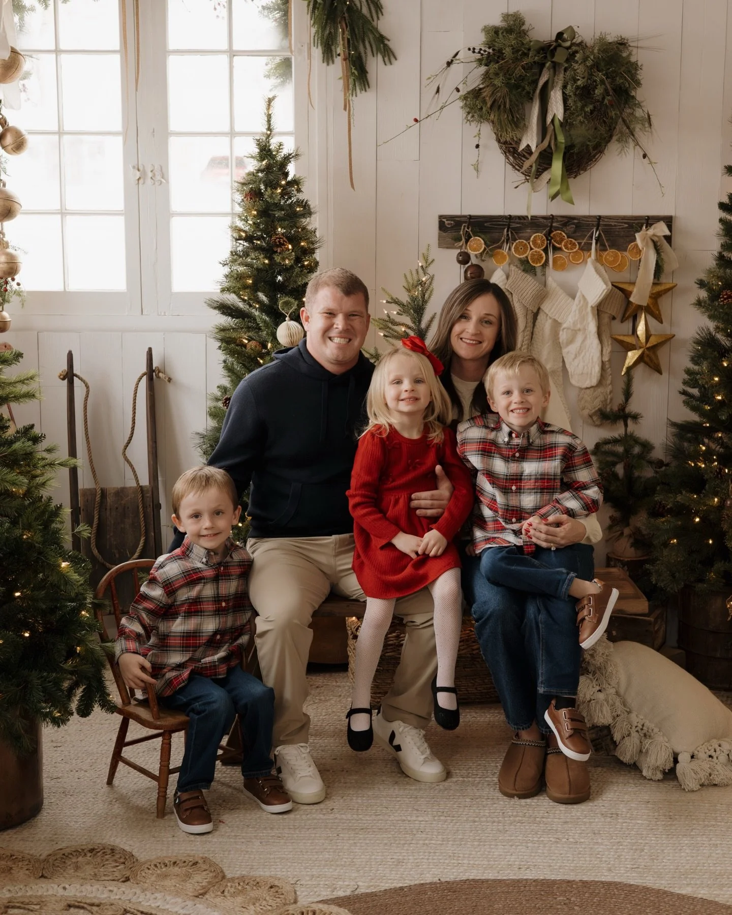 Another Christmas session at @brightwoodphotostudios!! Such a magical studio 🎄

#utah #utahphotographer #utahphotography #utahbusiness #utahportraitphotographer #utahfamilyphotographer #utahfamilyphotography #photo #photographer #photography #sandun