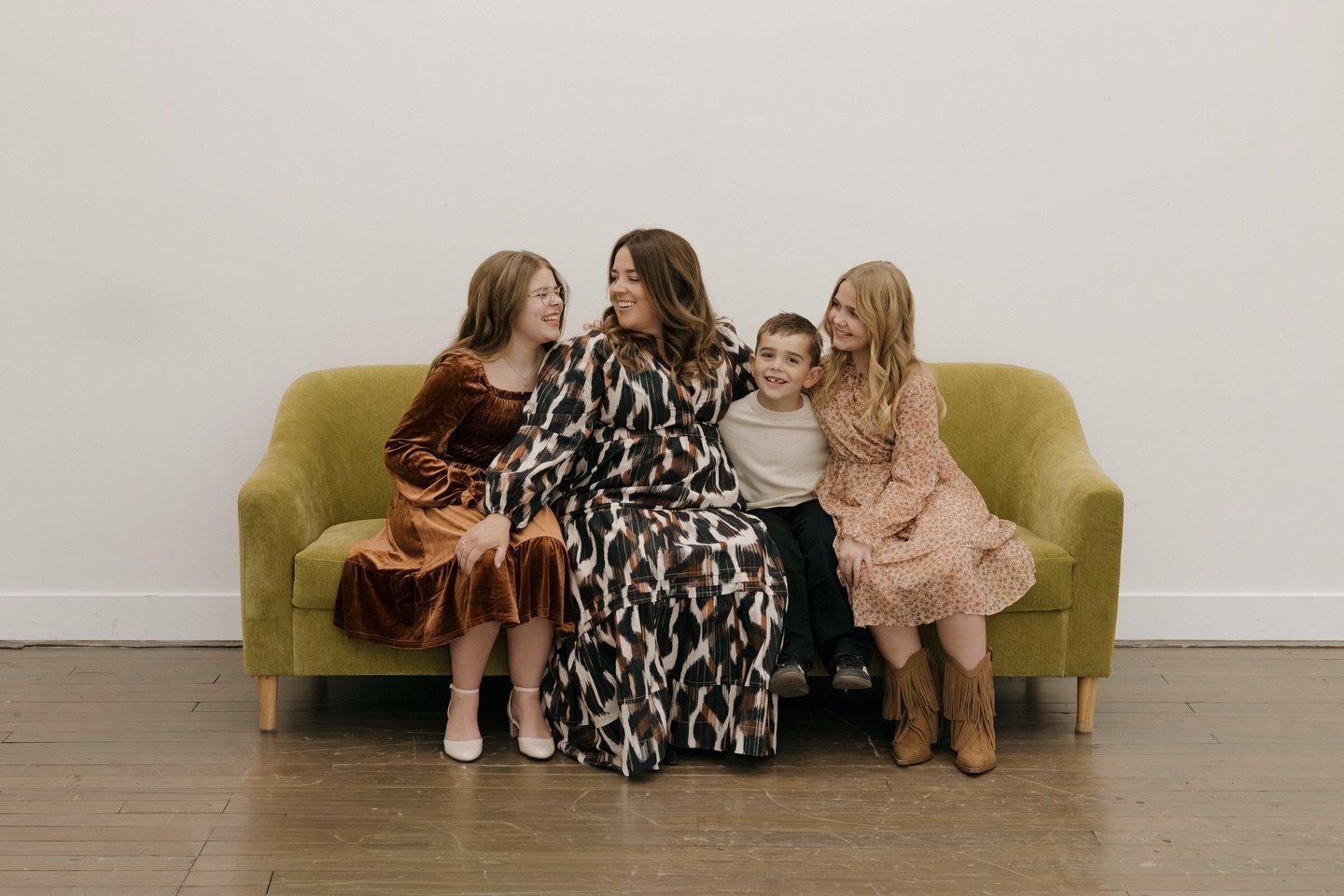 Precious little studio family session 😍

#utah #utahphotographer #utahphotography #utahbusiness #utahportraitphotographer #utahfamilyphotographer #utahfamilyphotography #photo #photographer #photography #sandunes #portraits #portrait #portraitphotog