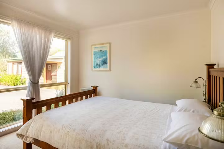 Blue Wren Cottage Bedroom.png