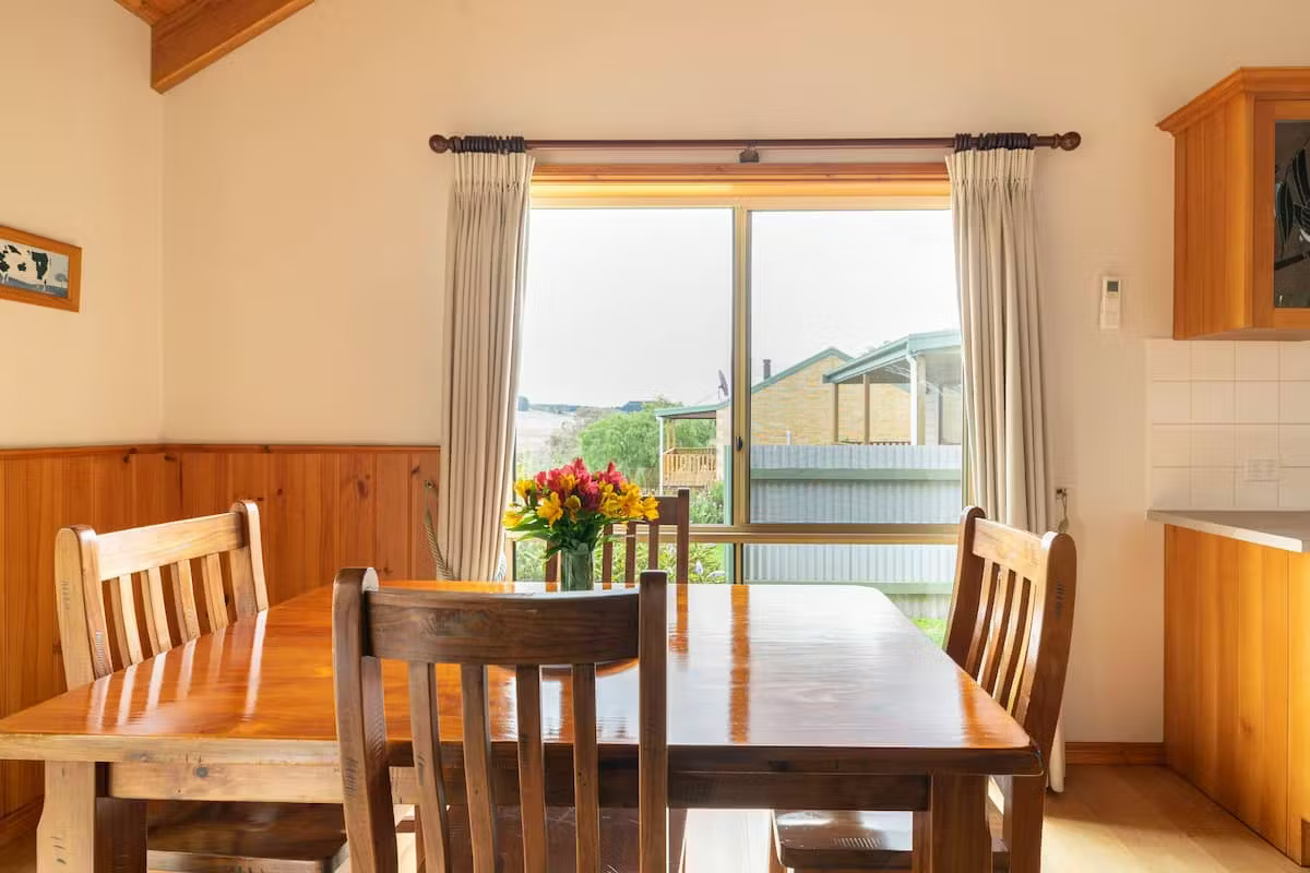 Blue Wren Cottage Dining.png