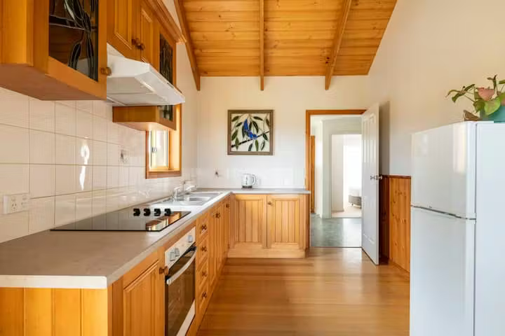 Blue Wren Cottage Kitchen.png