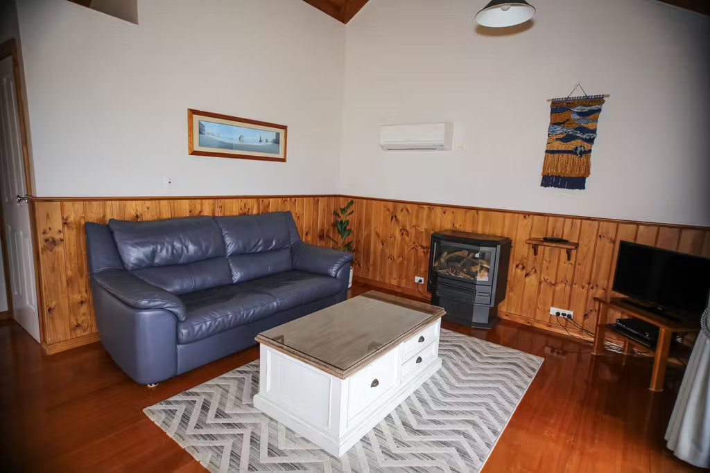 Daisy cottage living room.png