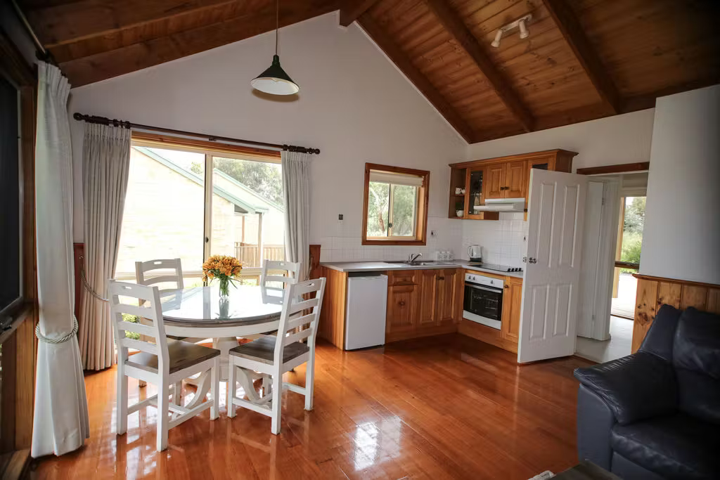 Daisy cottage living.png