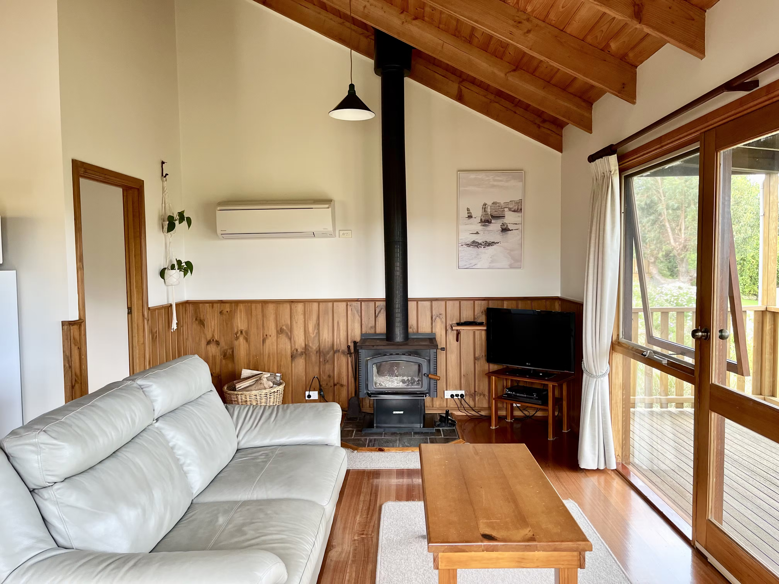 Gumnut Cottage Living.png