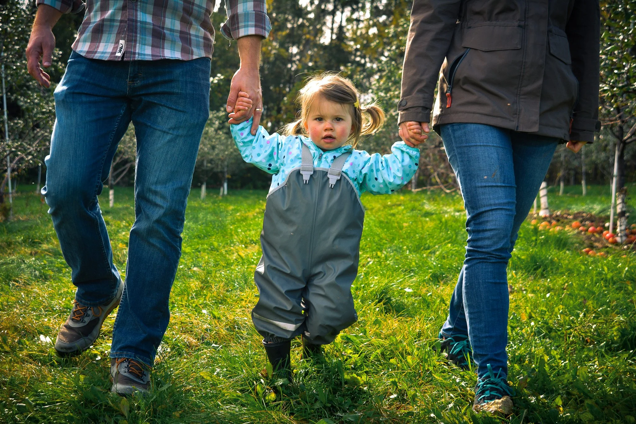 AndreaBrubakerMPLSPhotographer_Child in between parents holding hands-2.jpg
