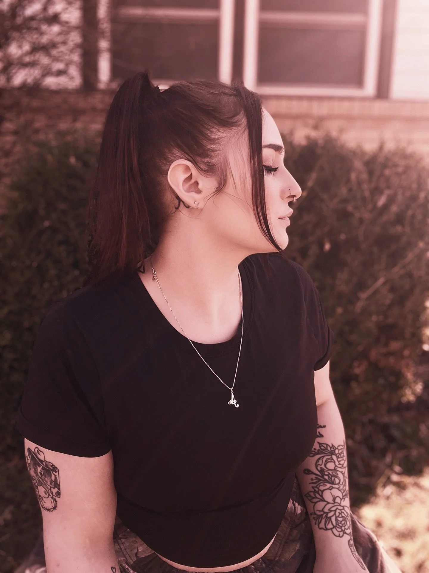 Some side profile appreciation 📸👏🏻 (plus a peek at my behindtheear tattoo 😏 #girlswithtattoos #girlswithpiercings #gymoutfit #sideprofile #alternative